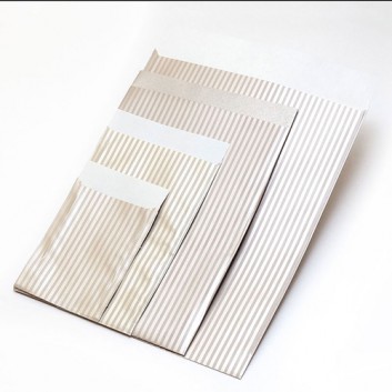  Präsent-Flachbeutel aus Papier; 4 Formate; Design: Ligne; chablis-silber; ca. 20 mm; Offset weiß, glatt; ca. 60 g/qm; mit Klappe 